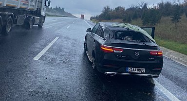 Kırklareli'nde şiddetli yağış, otomobil tıra çarptı