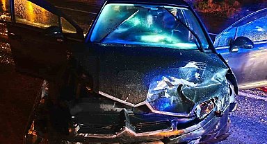 Kırklareli'nde yağışlı yolda zincirleme kaza: 3 araç birbirine girdi, 4 yaralı