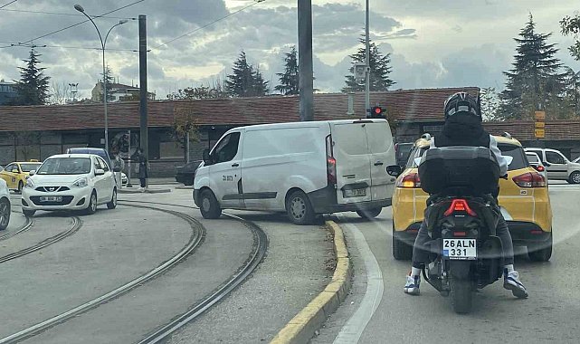 Kırmızı ışıkta beklemek yerine kolay yolu seçti