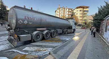 Kırmızı ışıkta bekleyen tırın tekerlekleri yandı; facia itfaiyenin hızlı müdahalesiyle önlendi