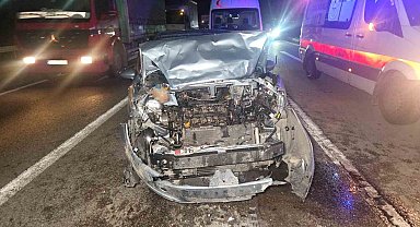 Kırmızı ışıkta duran otomobile arkadan çarptı: 1'i çocuk 5 yaralı