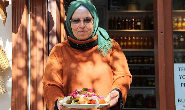 Kış mevsiminin vazgeçilmezi turşu tezgahları süslemeye başladı