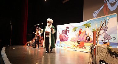 Kocaeli Çayırova'da çocuklar tiyatroyla ara tatilin keyfini çıkardı