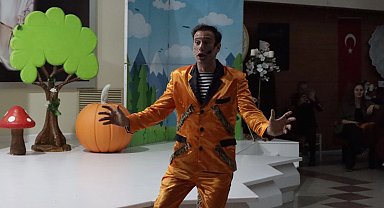 Kocaeli İzmit'te Çocuk Hakları Gününe özel tiyatro gösterisi