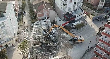 Kocaeli'de 4 kişiye mezar olan binanın enkazı kaldırılıyor