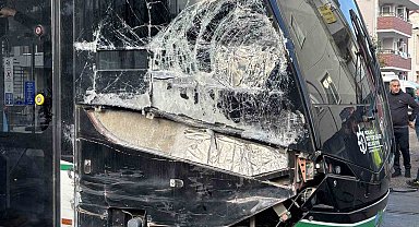 Kocaeli'de çöp kamyonu tramvaya çarptı: 3 yaralı