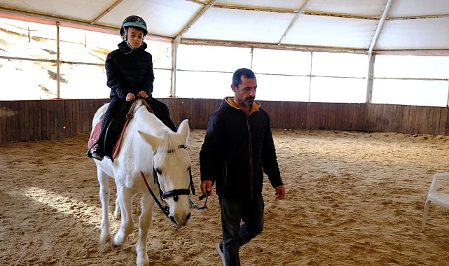 Kocaeli'de ara tatili at üstünde geçirdiler