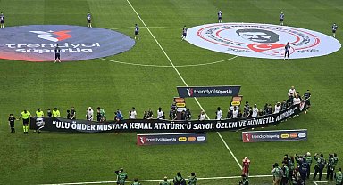 Kocaelispor - Galatasaraylı futbolcular sahaya 10 Kasım pankartıyla çıktı