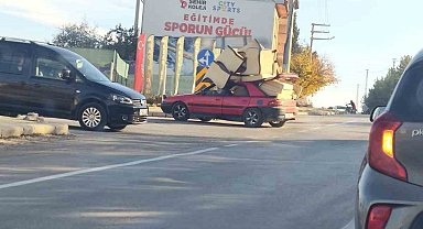 Koltuk takımını otomobiline yükleyen sürücü trafiği tehlikeye düşürdü