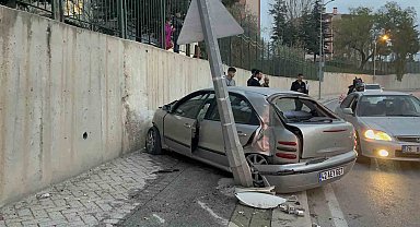 Kontrolden çıkan araç aydınlatma direğine çarpıp hurdaya döndü