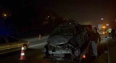 Kontrolden çıkan araç aydınlatma direğini devirip karşı yöne geçti