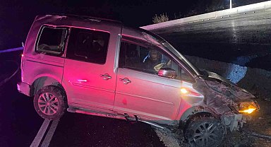 Kontrolden çıkan araç trafik levhalarına çarptı: 2 yaralı