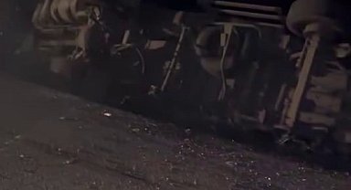 Kontrolden çıkan kamyon elektrik direğine çarparak devrildi, mahalle karanlığa büründü