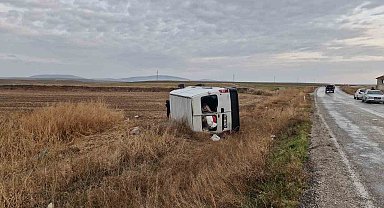 Kontrolden çıkan minibüs tarlaya devrildi: 3 yaralı