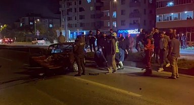 Kontrolden çıkan otomobil elektrik direğine çarptı: 1 yaralı