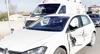 Kontrolden çıkan otomobil karşı şeride geçip araca çarptı: 1 yaralı