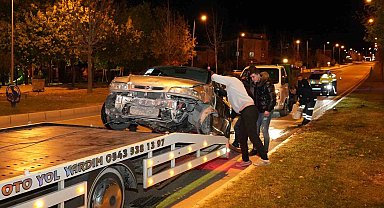 Kontrolden çıkan otomobil önce kaldırıma sonra orta refüjdeki Yavaş levhasına çarptı