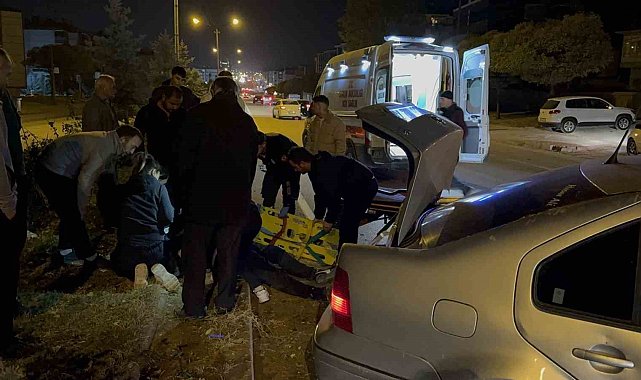 Kontrolden çıkan otomobil refüje çarptı: 1 yaralı