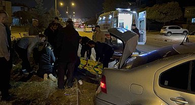 Kontrolden çıkan otomobil refüje çarptı: 1 yaralı