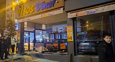 Kontrolden çıkan otomobil, yeni açılan dönerciye daldı