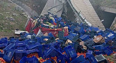 Kontrolden çıkan sebze yüklü tır devrildi: 1 yaralı