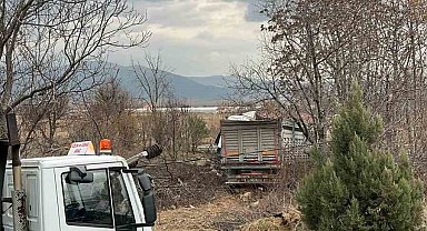 Kontrolden çıkan tır bariyerlere ve elektrik direğine çarparak tarlaya savruldu: 1 yaralı