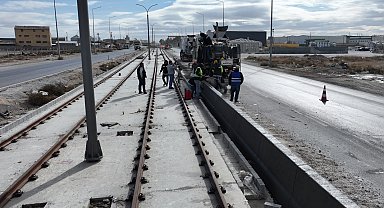 Konya tramvay hattı inşaatında trafiğini aksatmadan titiz çalışma