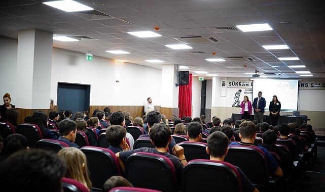 Konyaaltı Belediyesi okul kütüphanesine kitap bağışı yaptı