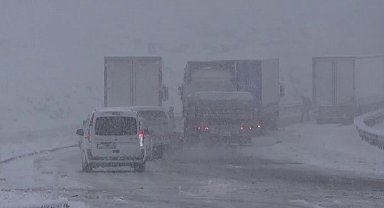 Kop Dağı Geçidi yeniden beyaza büründü