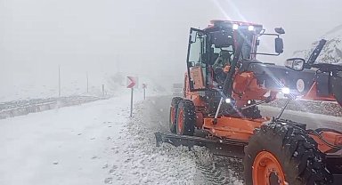 Kop Dağı'nda yoğun kar yağışı: Karayolları ekipleri gece boyu seferber oldu