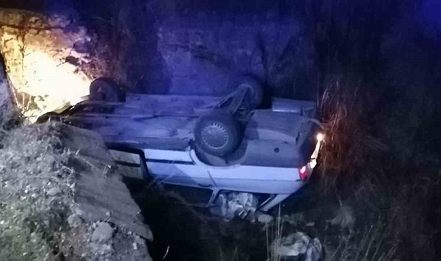 Köpeğe çarpmamak için direksiyonunu kırdığı otomobil kanala düştü: 1 yaralı