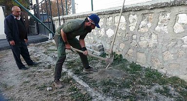 Köpeği ile birlikte tüm Türkiye'yi gezip fidan dikiyor