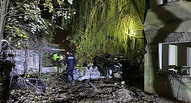 Köprü üstünde çarpışan otomobiller bahçeye uçtu: 1 ölü, 4 yaralı