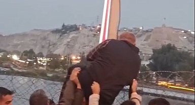 Köprüden atlamak isteyen kişiyi yoldan geçen sürücüler engelledi