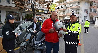 Korkuteli ilçesinde motosiklet sürücülerine kask dağıtıldı