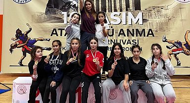 Köyceğizli güreşçi kızlar madalyaları topladı