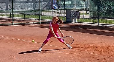 Küçük tenisçi turnuvaya davet edildi