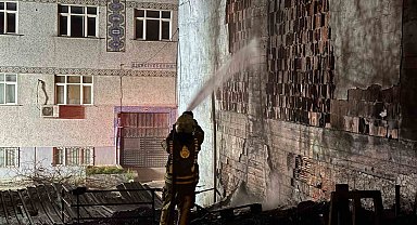 Küçükçekmece'de geri dönüşüm atık tesisi alevlere teslim oldu