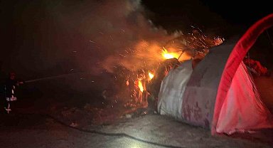 Kulu'da bahçedeki saman balyaları alev alev yandı