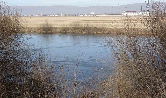 Kura Nehri'nin yüzeyi dondu