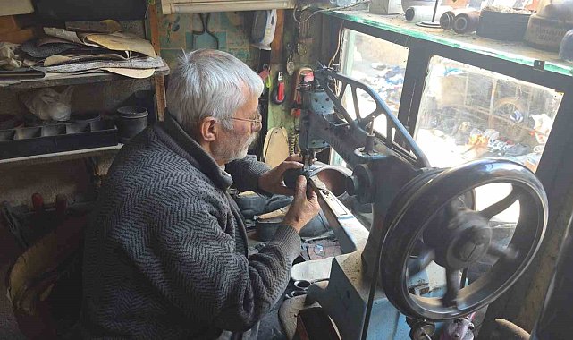 Kütahya'da 65 yıllık ayakkabı ustası Mehmet Ersulak: "Meslek bitti, yetişen yok"