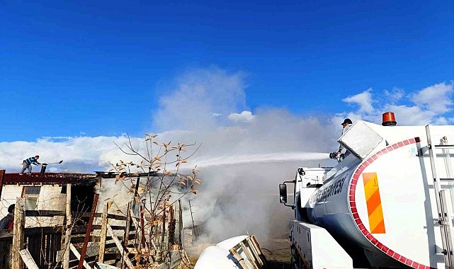 Kütahya'da ahır yangını büyümeden söndürüldü