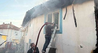 Kütahya'da çıkan yangında iki ev ve bir ahır kullanılamaz hale geldi