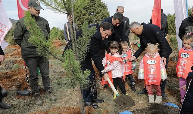 Kütahya'da hatıra ormanına 2 bin fidan dikildi