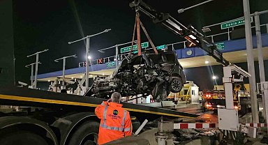 Kuzey Marmara Otoyolu'nda otomobil gişeye girdi: 1 ağır yaralı