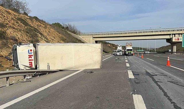 Kuzey Marmara Otoyolu'nda zincirleme kaza: Aynı firmaya ait iki kamyon kazaya karıştı