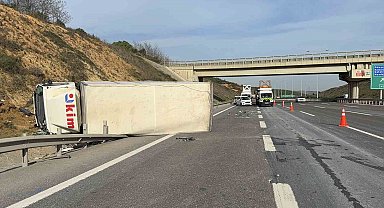 Kuzey Marmara Otoyolu'nda zincirleme kaza: Aynı firmaya ait iki kamyon kazaya karıştı