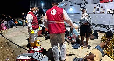 Libya açıklarında 95 göçmeni taşıyan iki tekne alabora oldu: 4 ölü