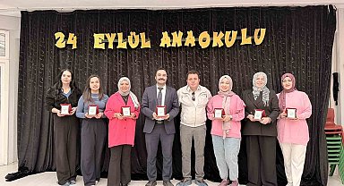 Mahalle muhtarından öğretmenlere plaketli kutlama