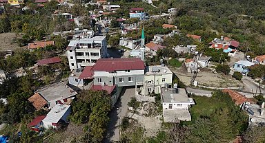 Mahallelinin uygun yer bulamaması üzerine inşa edilen caminin altından 6 metre genişliğinde yol geçiyor